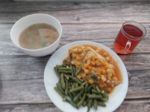 Zdjęcie przedstawia Dietę podstawową: Brokułowa z ryżem  Curry dyniowo-ziemniaczane z ciecierzycą Ziemniaki z koperkiem gotowane Fasolka szparagowa z wody Kompot owocowy